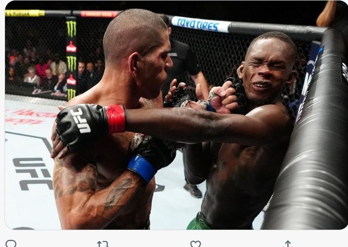 Alex Pereira (kiri) saat meng-KO Israel Adesanya di UFC 281, Minggu (13/11/2022) di Madison Square Garden, New York.