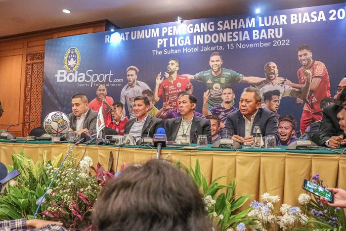 (Dari kiri ke kanan) Munafri Arifuddin, Ferry Paulus, Juni Rachman, dan Sudjarno saat jumpa pers PT LIB (Liga Indonesia Baru) di Hotel Sultan, Senayan, Jakarta, 15 November 2022.