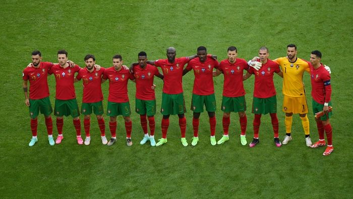 Cristiano Ronaldo (kanan) mengapteni timnas Portugal sebagai peserta Piala Dunia 2022 unggulan dari Grup H.