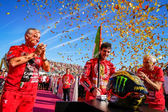 Dua bos Ducati Lenovo, Paolo Ciabatti dan Davide Tardozzi, sedang merayakan keberhasilan Francesco Bagnaia meraih gelar juara dunia MotoGP 2022