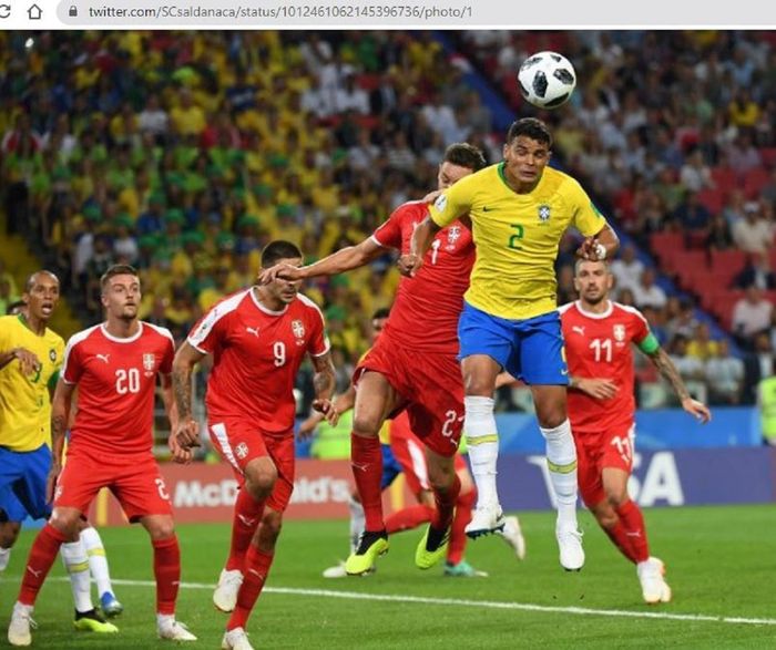 Momen bek timnas Brasil, Thiago Silva, saat mencetak gol ke gawang timnas Serbia dalam partai Grup E Piala Dunia 2018.
