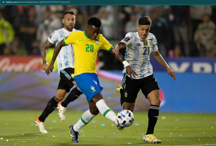 Aksi Vinicius Junior saat membela timnas Brasil melawan timnas Argentina dalam babak Kualifikasi Piala Dunia zona CONMEBOL.