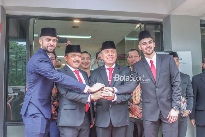 (Dari kiri ke kanan) Jordi Amat, Ibnu Chuldun, Mochamad Iriawan, dan Sandy Walsh sedang berfoto bersama di Kantor Wilayah Kemenkumham, Cawang, Jakarta, 17 November 2022.