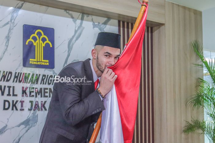 Sandy Walsh tampak sedang mencium bendera merah putih seusai menjalani pengambilan sumpah setia kewarganegaraan di Kantor Wilayah Kemenkumham, Cawang, Jakarta, 17 November 2022.