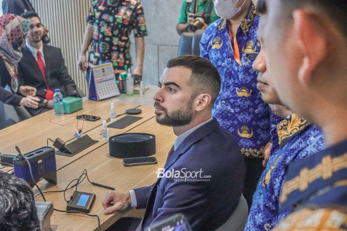 Jordi Amat tampak sedang bikin Kartu Tanda Penduduk di Kantor Dukcapil Pasar Minggu, Jakarta, 17 November 2022.