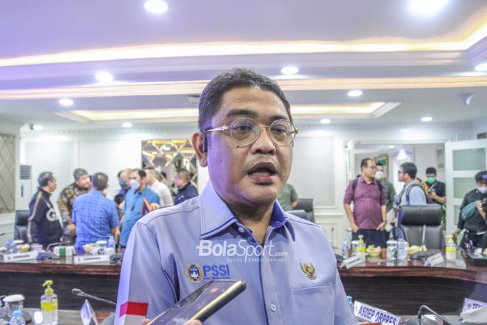 Anggota Komite Eksekutif (Exco) PSSI, Endri Irawan, sedang memberikan keterangan kepada awak media di Kantor Kemenpora, Senayan, Jakarta, 18 November 2022.