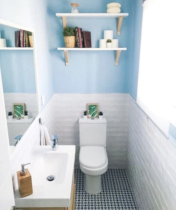 Desain Kamar Mandi Kecil Dirancang Begini, Foto Hasilnya Tampak Lapang