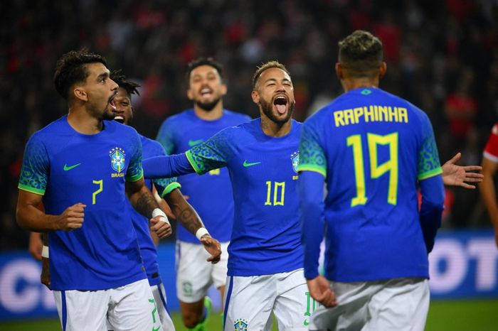 Neymar (10) merayakan gol timnas Brasil ke gawang Tunisia di Paris (27/9/2022). Timnas Brasil jadi unggulan kuat juara Piala Dunia 2022.