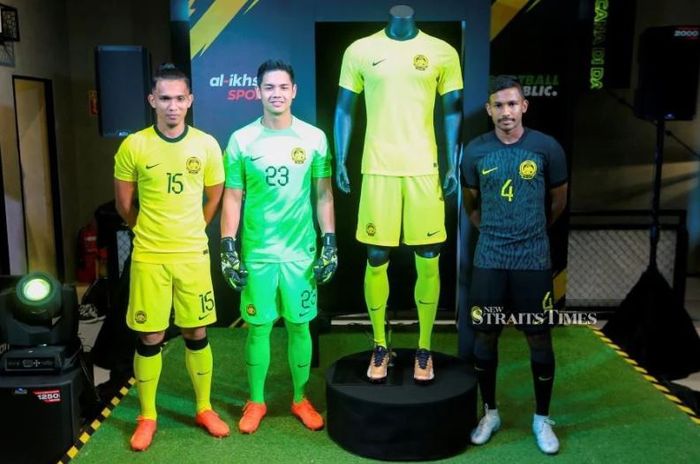 Ahmad Khuzaimi Piee (kiri) bersama dua pemain lainnya berpose dalam peluncuran jersey terbaru Timnas Malaysia.