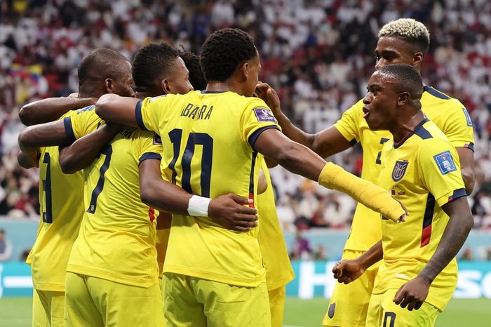 Para pemain timnas Ekuador merayakan gol yang dicetak oleh Enner Valencia ke gawang timnas Qatar pada partai perdana Grup A Piala Dunia 2022 di Al Bayt Stadium, Minggu (20/11/2022).