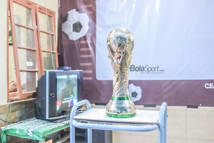 Ilustrasi trofi Piala Dunia 2022 tiruan berada di Kampung Piala Dunia 2022 Qatar di Indonesia yang terletak pada Komplek Maharaja Depok Cluster Cemara, Jawa Barat, 21 November 2022.
