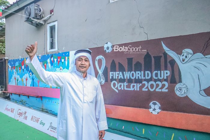 Pak Purwo sebagai salah satu warga Kampung Piala Dunia 2022 Qatar di Indonesia yang terletak pada Komplek Maharaja Depok Cluster Cemara, Jawa Barat, 21 November 2022.