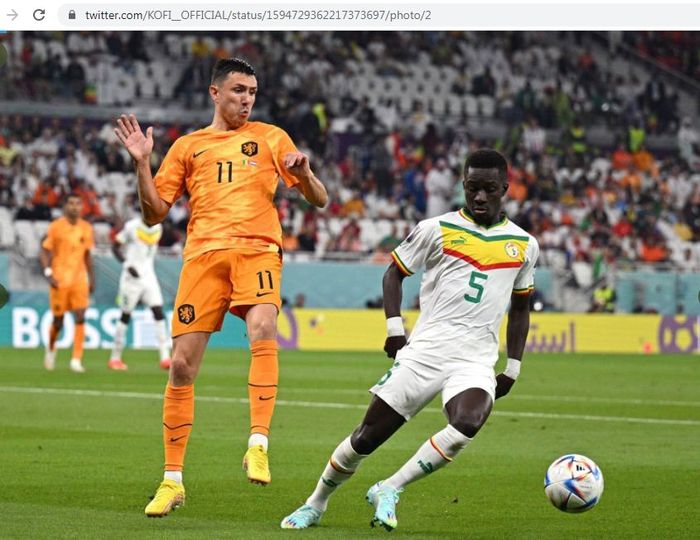 Penyerang Belanda, Steven Bergwijn, berhadapan dengan gelandang Senegal, Idrisse Gueye