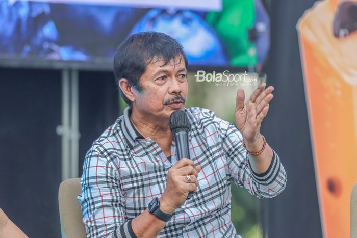 Direktur Teknik PSSI, Indra Sjafri, tampak sedang memberikan sambutan di Kemang, Jakarta, 22 November 2022.