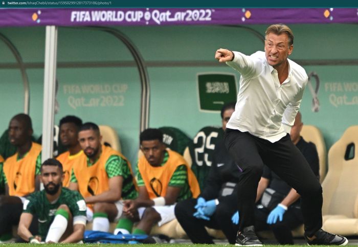 Pelatih timnas Arab Saudi, Herve Renard, memberi instruksi pada laga melawan timnas Argentina pada laga pertama Grup C Piala Dunia 2022.