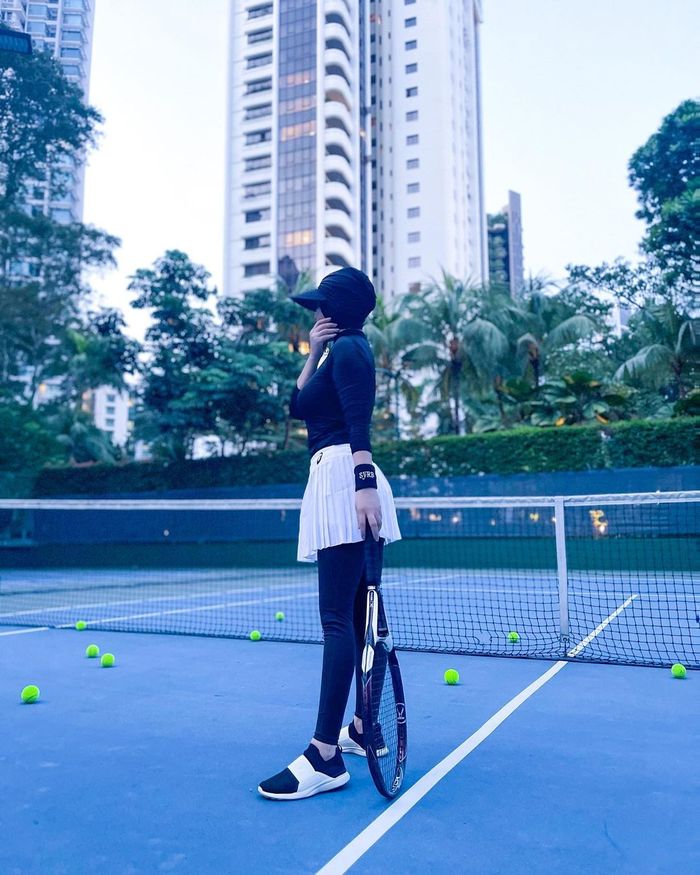 Tetap Centil dan Cetar, Intip Fashion Hijab Syahrini Pakai Rok Mini