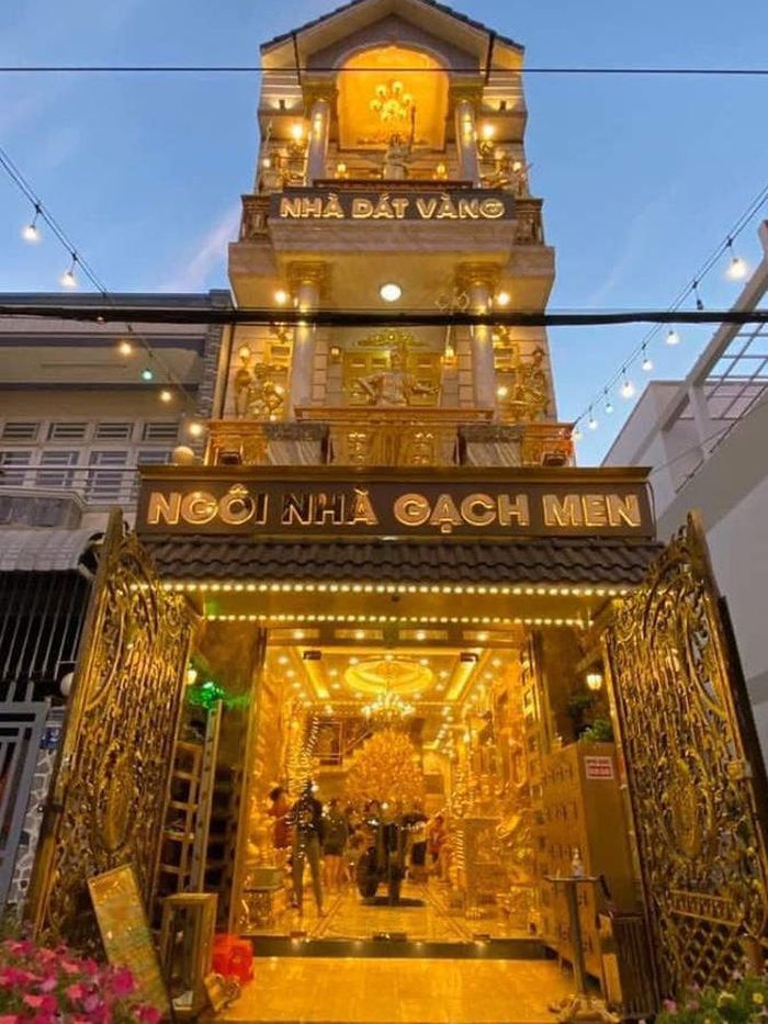Viral rumah berlapis emas di Vietnam.
