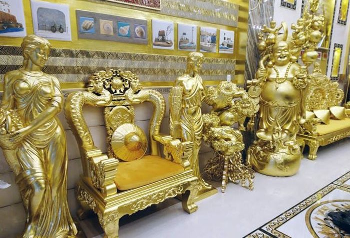 Viral rumah berlapis emas di Vietnam.