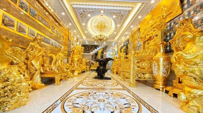 Viral rumah berlapis emas di Vietnam.