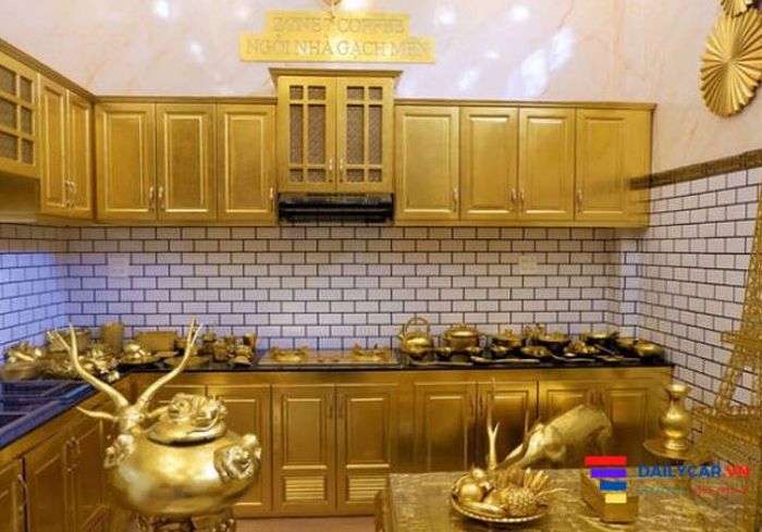 Viral rumah berlapis emas di Vietnam.