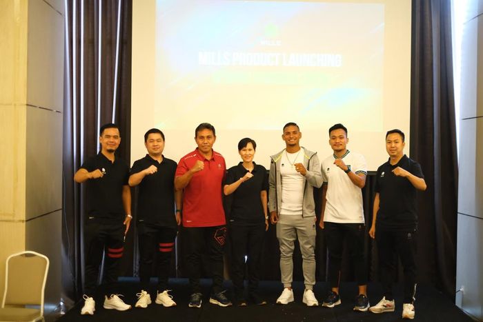 Pelatih timnas U-17 Indonesia Bima Sakti bersama Mills