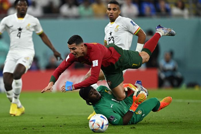 Penyerang timnas Portugal, Cristiano Ronaldo, mendapat terjangan dari kiper Ghana, Lawrence Ati Zigi, pada laga Grup H Piala Dunia 2022.