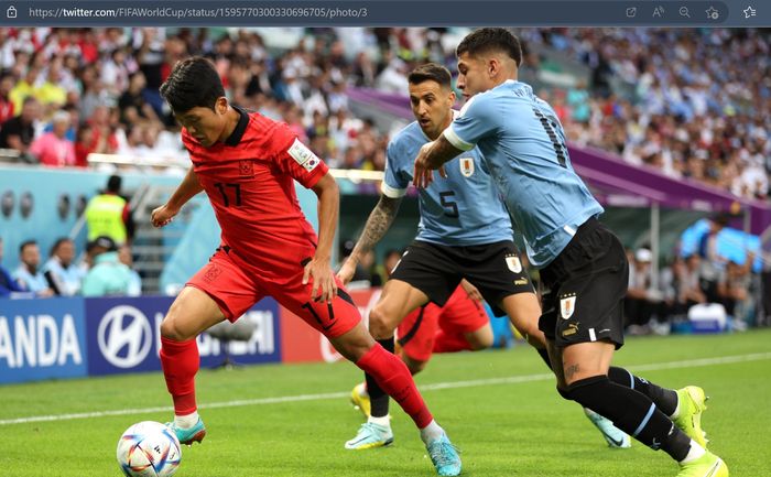 Gelandang timnas Korea Selatan, Na Sang-Ho (kiri), berebut bola dengan dua pemain timnas Uruguay, Mathias Olivera dan Matias Vecino, dalam matchday 1 babak penyisihan Grup H Piala Dunia 2022 di Education City Stadium, Kamis (24/11/2022).