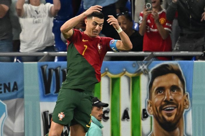 Penyerang sekaligus kapten timnas Portugal, Cristiano Ronaldo berselebrasi usai mencetak gol ke gawang timnas Ghana pada laga Grup H Piala Dunia 2022.