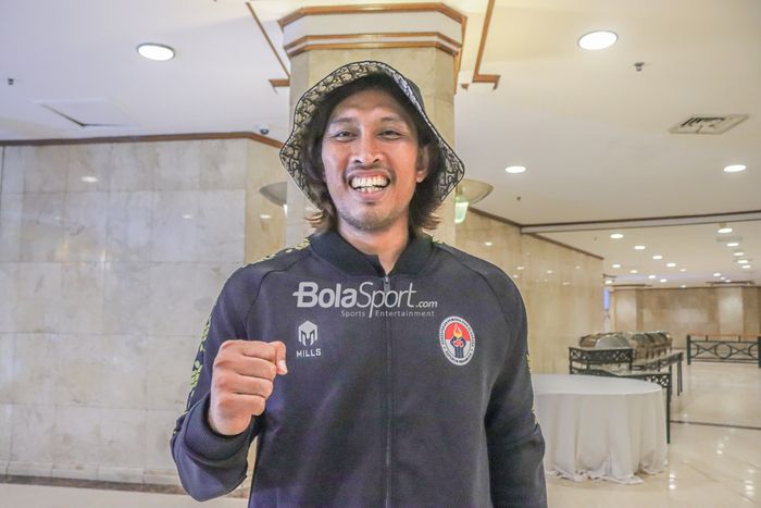 Mantan pemain timnas Indonesia, Budi Sudarsono, tampak sedang berfoto pose  di Hotel Grand Sahid Jaya, Jakarta Pusat, 25 November 2022.