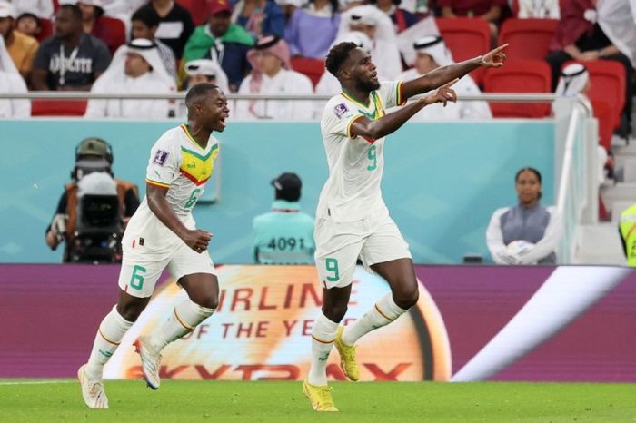 Pemain Senegal, Boulaye Dia , melakukan selebrasi usai menjebol gawang Qatar pada fase grup Piala Dunia 2022.