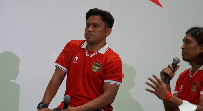 Legenda timnas Indonesia, Ilham Jaya Kesuma dalam acara Trophy Tour AFF 2022 di Lippo Mall Puri, Kembangan, Jakarta Barat, Sabtu (26/11/2022).