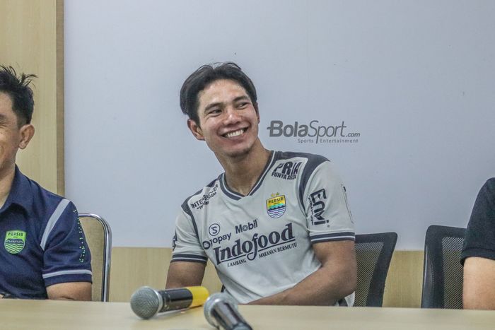 Bek Persib Bandung, Achmad Jufriyanto, tampak sumringah saat jumpa pers di Stadion Pakansari, Bogor, Jawa Barat, 27 November 2022.