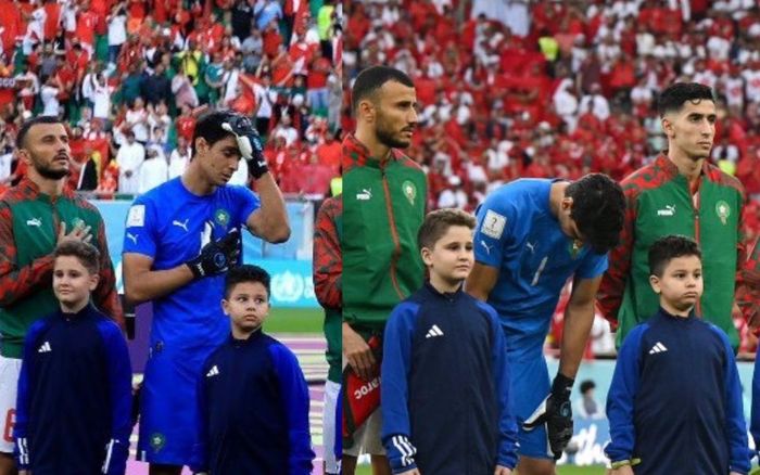 Kiper timnas Maroko (baju biru) Yassine Bounou terlihat sakit setelah menyanyikan lagu kebangsaan jelang laga melawan timnas Belgia di matchday kedua babak pebyisihan grup Piala Dunia 2022, Minggu (27/11/2022).