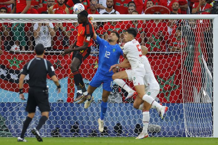 Kiper Munir Mohamedi (12) tampil dalam duel timnas Belgia vs Maroko pada laga Piala Dunia 2022 di Al Thumama Stadium (27/11/2022).