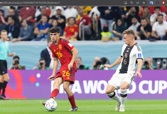 Gelandang timnas Spanyol, Pedri, berebut bola dengan gelandang timnas Jerman, Joshua Kimmich, dalam matchday 2 babak penyisihan Grup E Piala Dunia 2022 di Al Bayt Stadium, Minggu (27/11/2022).