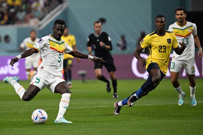 Idrissa Gueye (kiri) melepas tembakan dalam laga timnas Ekuador vs Senegal di Grup A Piala Dunia 2022 di Stadion Internasional Khalifa (29/11/2022).