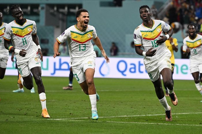 Ismaila Sarr (kanan) cetak gol penalti dalam duel timnas Ekuador vs Senegal di Grup A Piala Dunia 2022 di Khalifa International Stadium, Al Rayyan (29/11/2022).