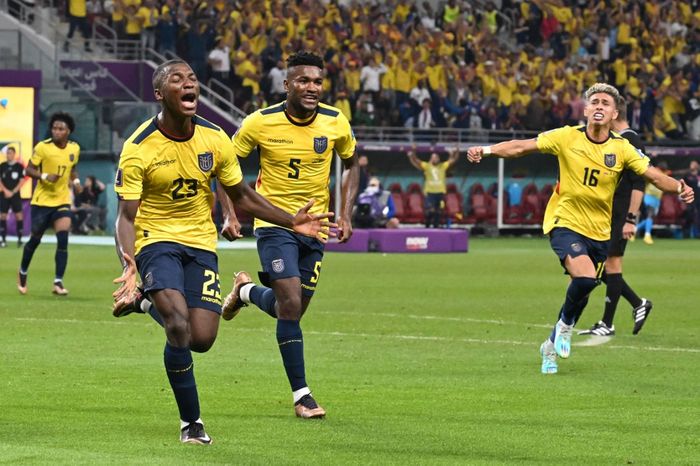 Moises Caicedo merayakan gol dalam laga timnas Ekuador vs Senegal pada Piala Dunia 2022 di Khalifa International Stadium (29/11/2022).