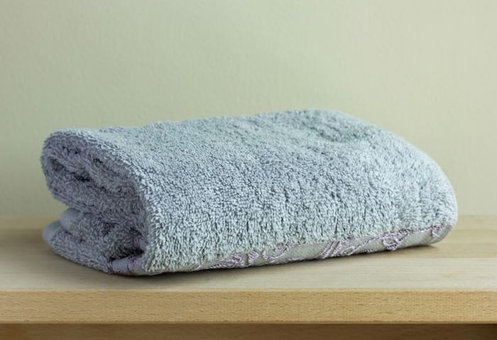 Salah satu cara jitu lenyapkan bau apek di handuk adalah dengan mencuci handuk pakai air panas.