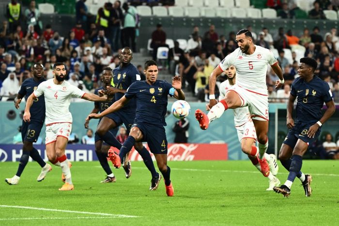 Bek timnas Tunisia, Nader Ghandri, menendang bola ke gawang timnas Prancis dalam laga Grup D Piala Dunia 2022 di Stadion Education City, Rabu (30/11/2022).