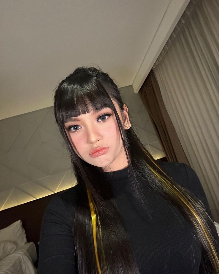 Lyodra dengan gaya rambut berponi yang disebut mirip Lisa Blackpink hingga Hyein NewJeans