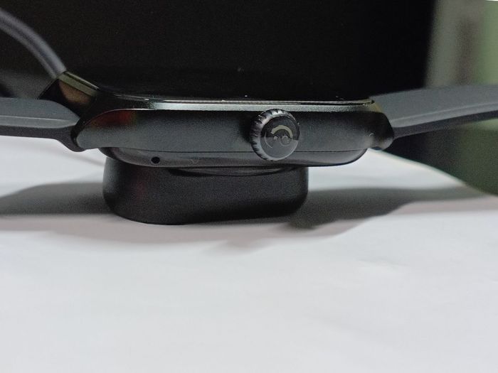 Amazfit GTS 4 menggunakan sistem pengisian daya magnetis.
