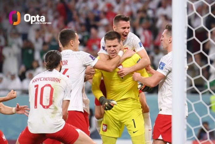 Kiper timnas Polandia, Wojciech Szczesny, berhasil menepis penalti megabintang timnas Argentina, Lionel Messi, dalam matchday terakhir fase Grup C Piala Dunia 2022 di Stadium 974, Rabu (30/11/2022).