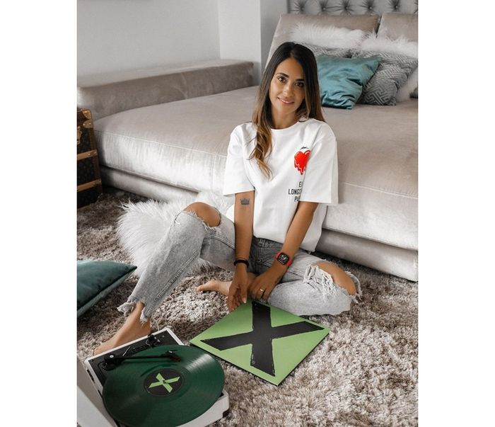 Inspirasi Gaya Fashion WAGs Antonela Roccuzzo untuk Nongkrong Bareng