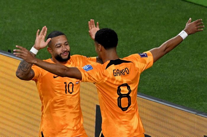 Striker timnas Belanda, Memphis Depay, melakukan selebrasi bareng Cody Gakpo dalam laga babak 16 besar Piala Dunia 2022 kontra timnas Amerika Serikat di Stadion Khalifa International, Sabtu (3/12/2022).