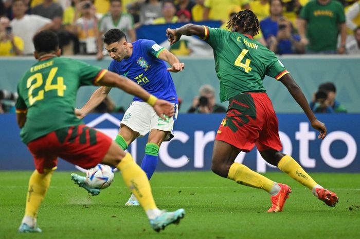 Striker timnas Brasil, Gabriel Martinelli, melepaskan tembakan dalam laga Grup G Piala Dunia 2022 kontra timnas Kamerun di Stadion Lusail, Jumat (2/12/2022).