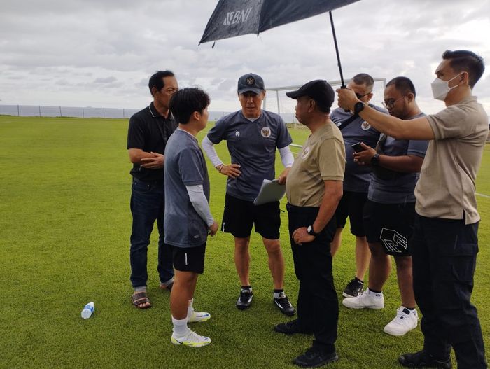 Menteri Pemuda dan Olahraga, Zainudin Amali, saat mengunjungi pemusatan latihan timnas Indonesia, Sabtu (3/12).