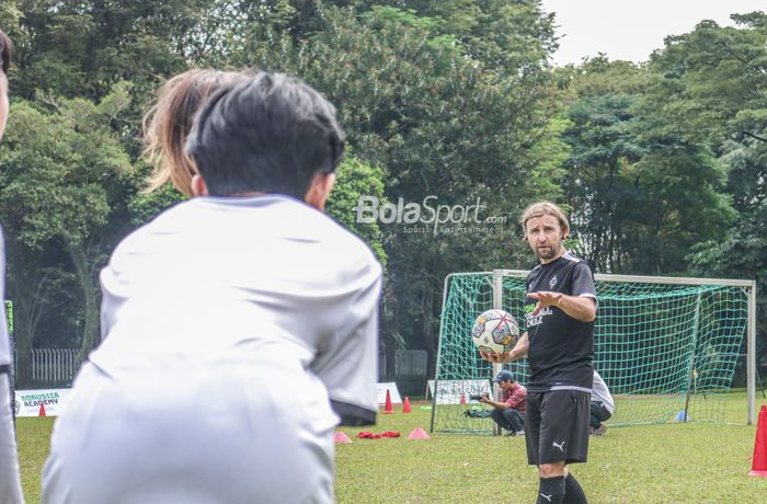 Suasana coaching clinic dalam agenda Borussia Academy Indonesia di German School, BSD, Tangerang Selatan, 4 Desember 2022.