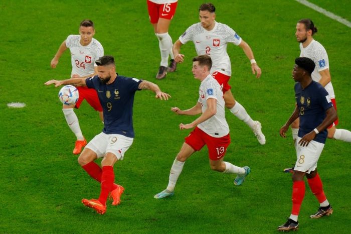 Striker Prancis, Olivier Giroud, dalam laga kontra Polandia pada babak 16 besar Piala Dunia 2022.