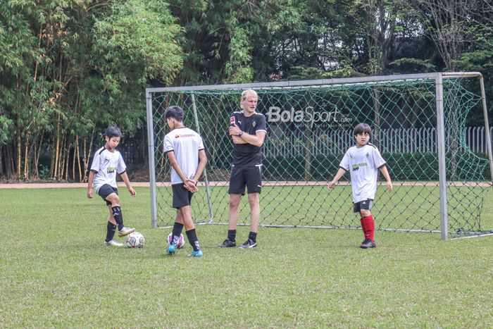 Suasana coaching clinic dalam agenda Borussia Academy Indonesia di German School, BSD, Tangerang Selatan, 4 Desember 2022.